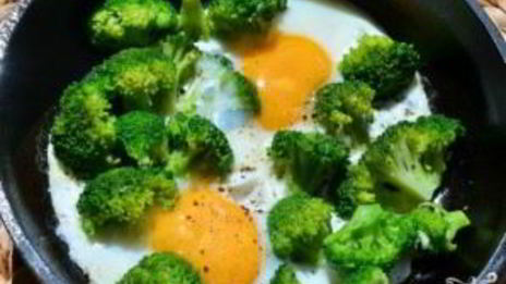 яичница с брокколи