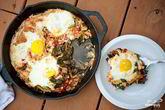 Яичница с капустой кале и сыром Фета