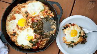 Яичница с капустой кале и сыром Фета