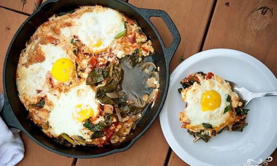 Рецепт яичницы с капустой кале и сыром фета