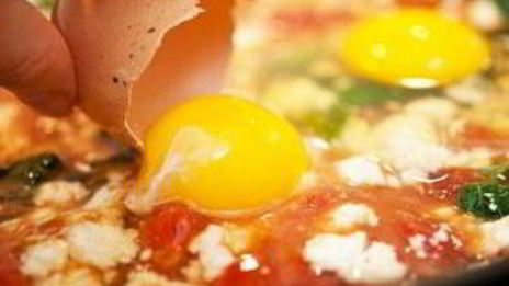 яичница с капустой кале и сыром фета