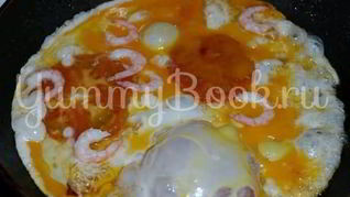 Яичница с креветками