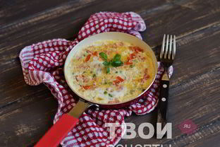 Яичница с помидорами и зеленым горошком