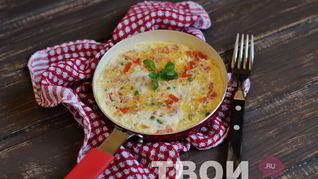 Яичница с помидорами и зеленым горошком
