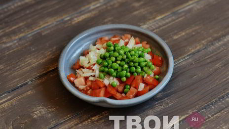 яичница с помидорами и зеленым горошком