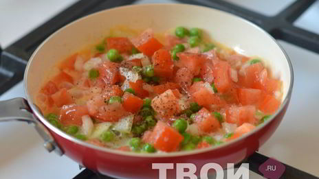 яичница с помидорами и зеленым горошком