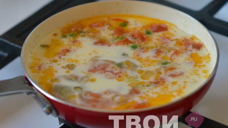 яичница с помидорами и зеленым горошком