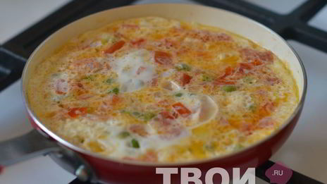 яичница с помидорами и зеленым горошком