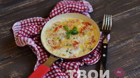 яичница с помидорами и зеленым горошком