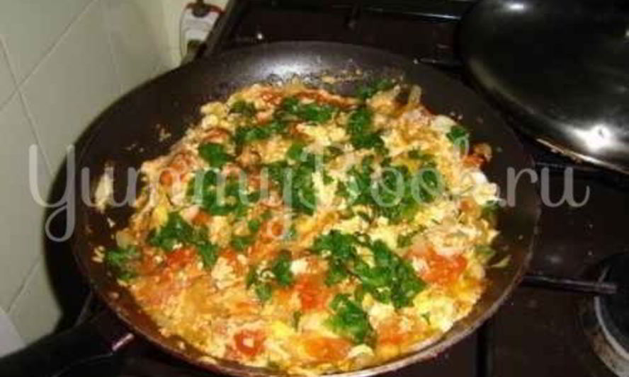 Рецепт яичницы с помидорами