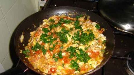 яичница с помидорами