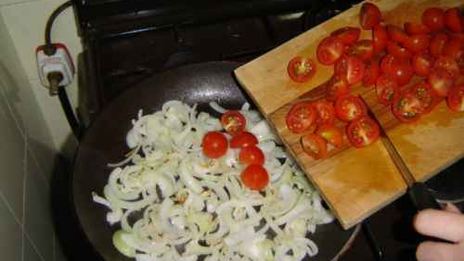 яичница с помидорами