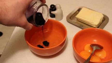 яичница с приправами