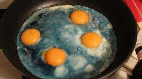 яичница с приправами