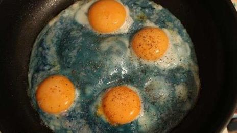 яичница с приправами