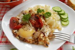 Яичница с салом и помидорами