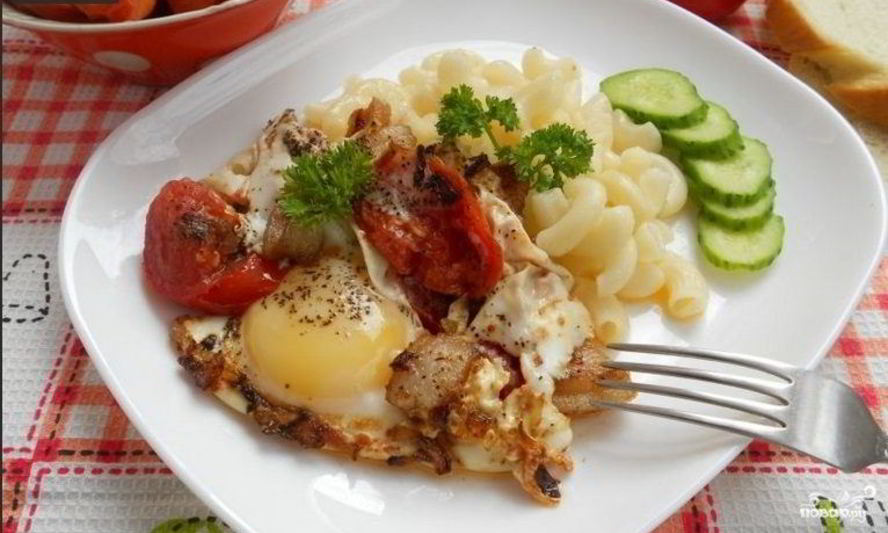 Рецепт яичницы с салом и помидорами