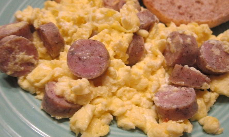 Рецепт яичницы с сосиской