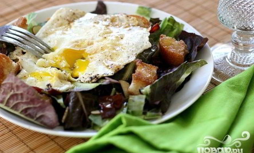 Рецепт яичницы с тостами и салатом