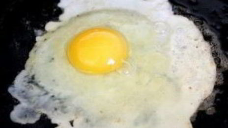 яичница с тостами и салатом