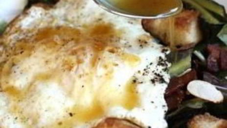 яичница с тостами и салатом