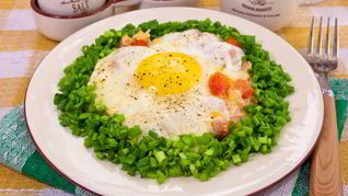 Яичница с ветчиной и помидорами