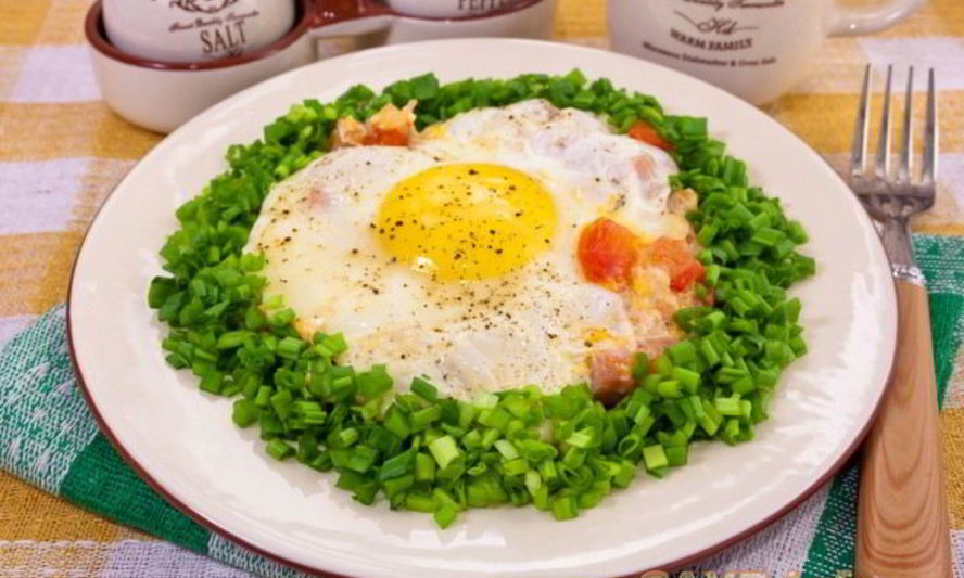 Рецепт яичницы с ветчиной и помидорами