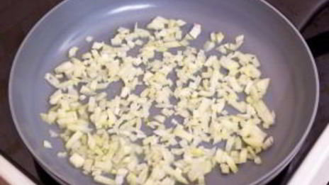 яичница с ветчиной и помидорами