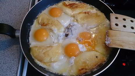 яичница с жареным сыром сулугуни