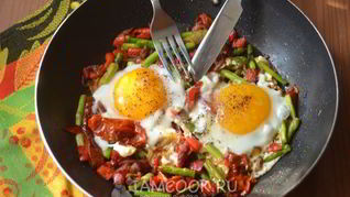 Яичница со спаржей и вялеными помидорами