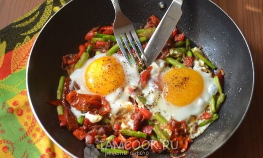 Рецепт яичницы со спаржей и вялеными помидорами
