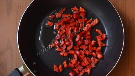 яичница со спаржей и вялеными помидорами