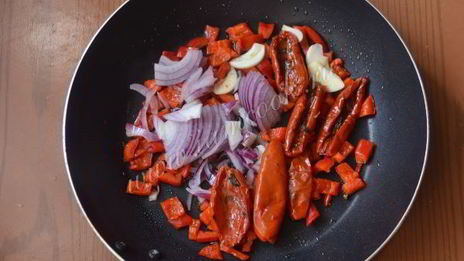 яичница со спаржей и вялеными помидорами