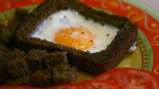 Яичница солнышко в рамочке с гренками