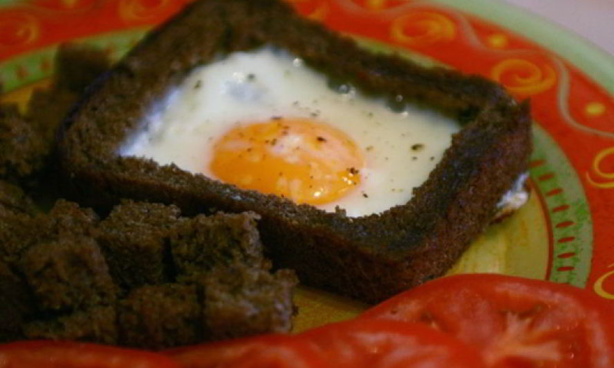 Рецепт яичницы солнышко в рамочке с гренками