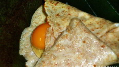 яичница в блинном конвертике