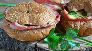 Яичница в булочке с ветчиной