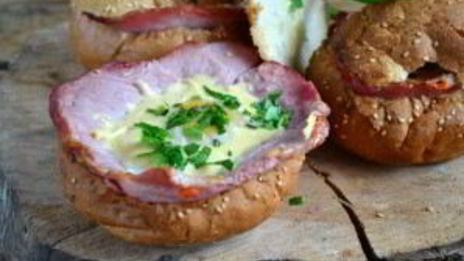 яичница в булочке с ветчиной