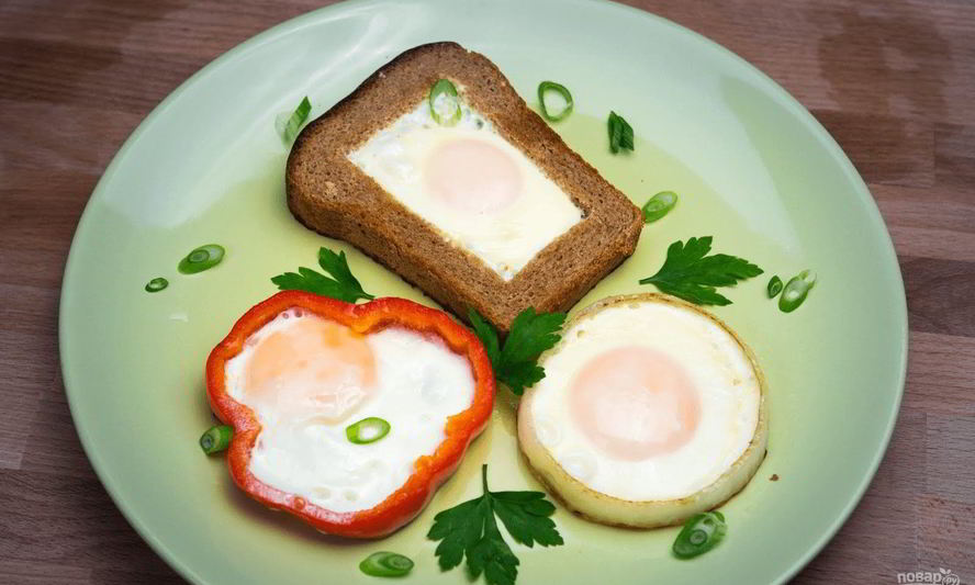 Рецепт яичницы в хлебе, перце и луке