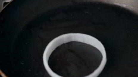 яичница в хлебе, перце и луке