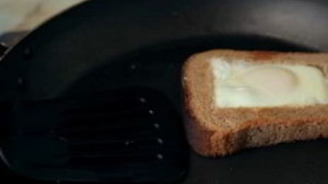 яичница в хлебе, перце и луке