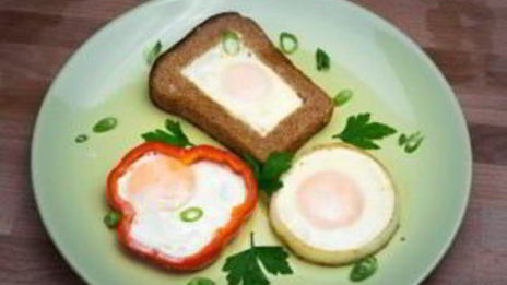яичница в хлебе, перце и луке