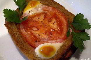 Яичница в хлебе с помидорами