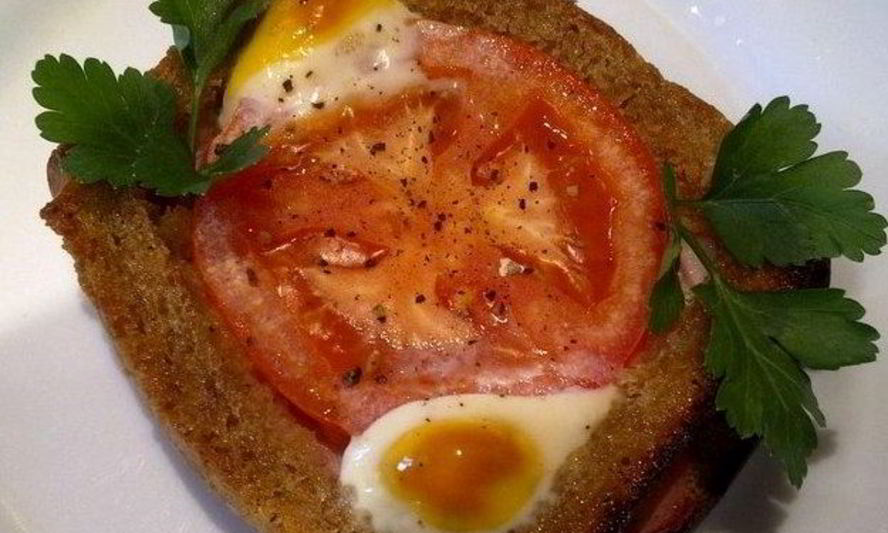 Рецепт яичницы в хлебе с помидорами