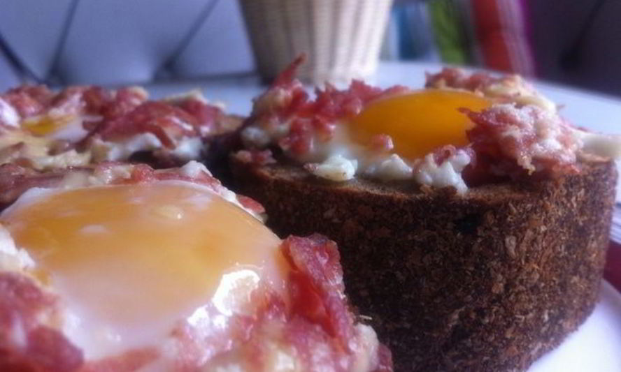 Рецепт яичницы в хлебном стакане