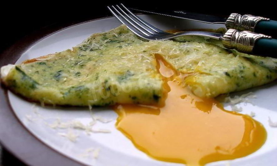Рецепт яичницы в шпинатных блинчиках