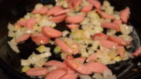 завтрак из сосисок и яиц