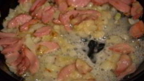 завтрак из сосисок и яиц