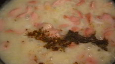 завтрак из сосисок и яиц