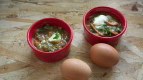 завтрак из сосисок и яиц